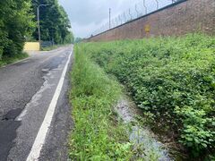 Runoff canal: there is no organized canal for current waters and in the hot season it may cause unpleasant odor and view.